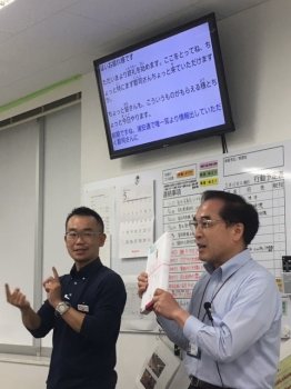 話している内容を、UDトークを経由してサイネージ画面に表示させている画像