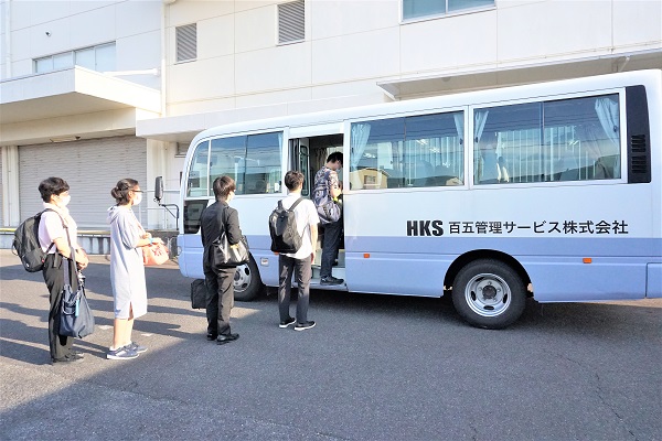 送迎バスへの乗車場面