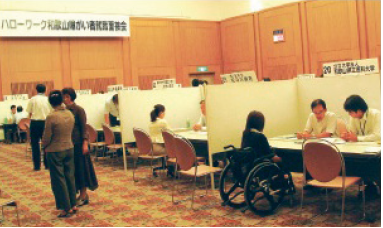 障害者就職面接会の風景画像