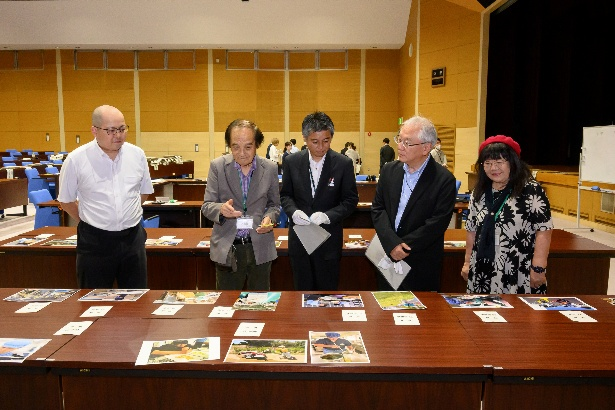 応募作品を審査している様子