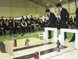 ロボット2体が対峙し、競技を行っている様子の写真