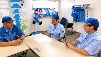訓練修了者と採用者が談話している