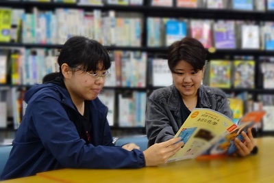 本を読んでる写真1