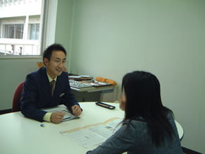 支援者と利用者が相談をしている様子