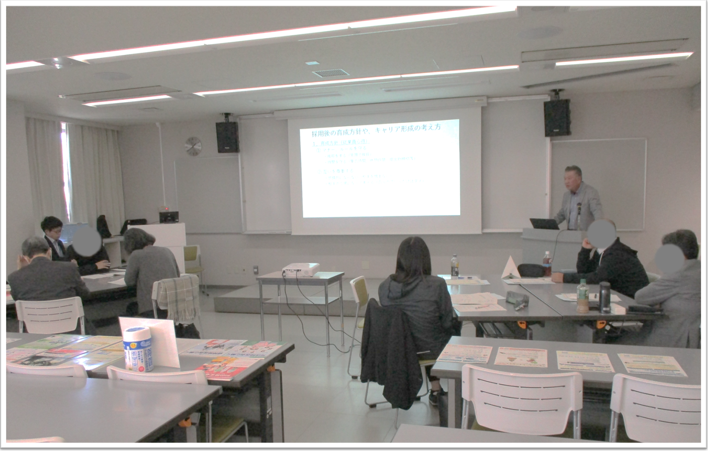 基礎的研修フォローアップ研修の様子講師が登壇し、参加者に講義をしている