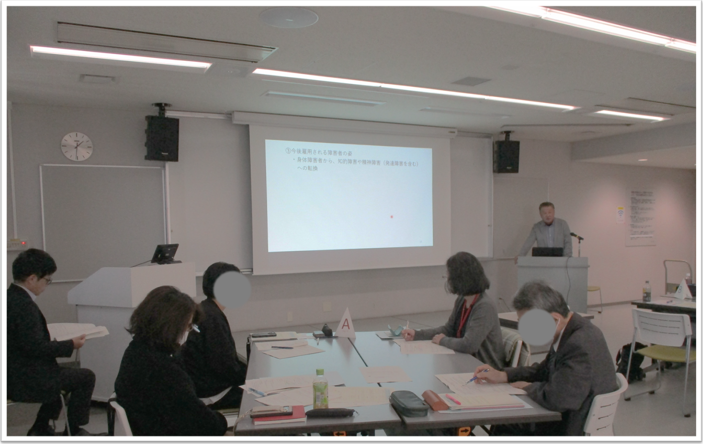 基礎的研修フォローアップ研修の様子講師が登壇し、参加者に講義をしている