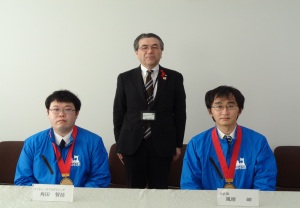 左から角田智活さん、商工労働部長、風晴岬さん