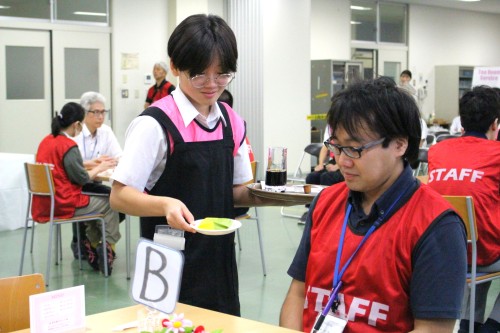 喫茶サービス競技風景