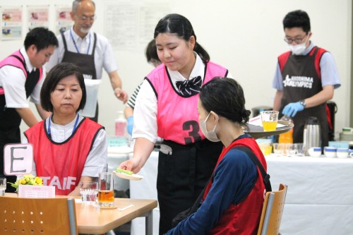 喫茶サービス競技風景
