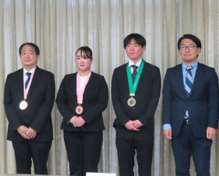 アビリンピック入賞選手と北村鹿児島県商工労働水産部長