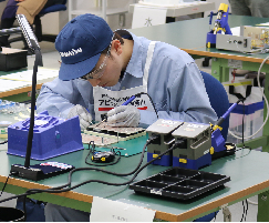 電子機器組立競技風景の写真