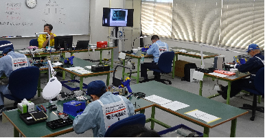 電子機器組立競技会場風景の写真
