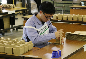 製品パッキング競技風景の写真