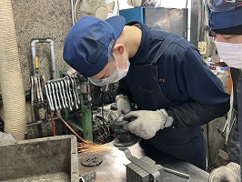 金属加工をしている人物が撮影されている