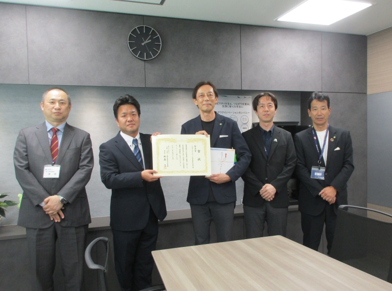  集合写真（左から）機構奈良支部高齢・障害者業務課長、機構奈良支部長、代表取締役副社長　前田様、香川様、成田様