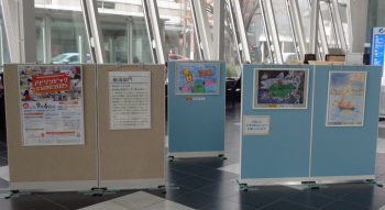 新潟市NEXT21 1階に展示された絵画作品の写真