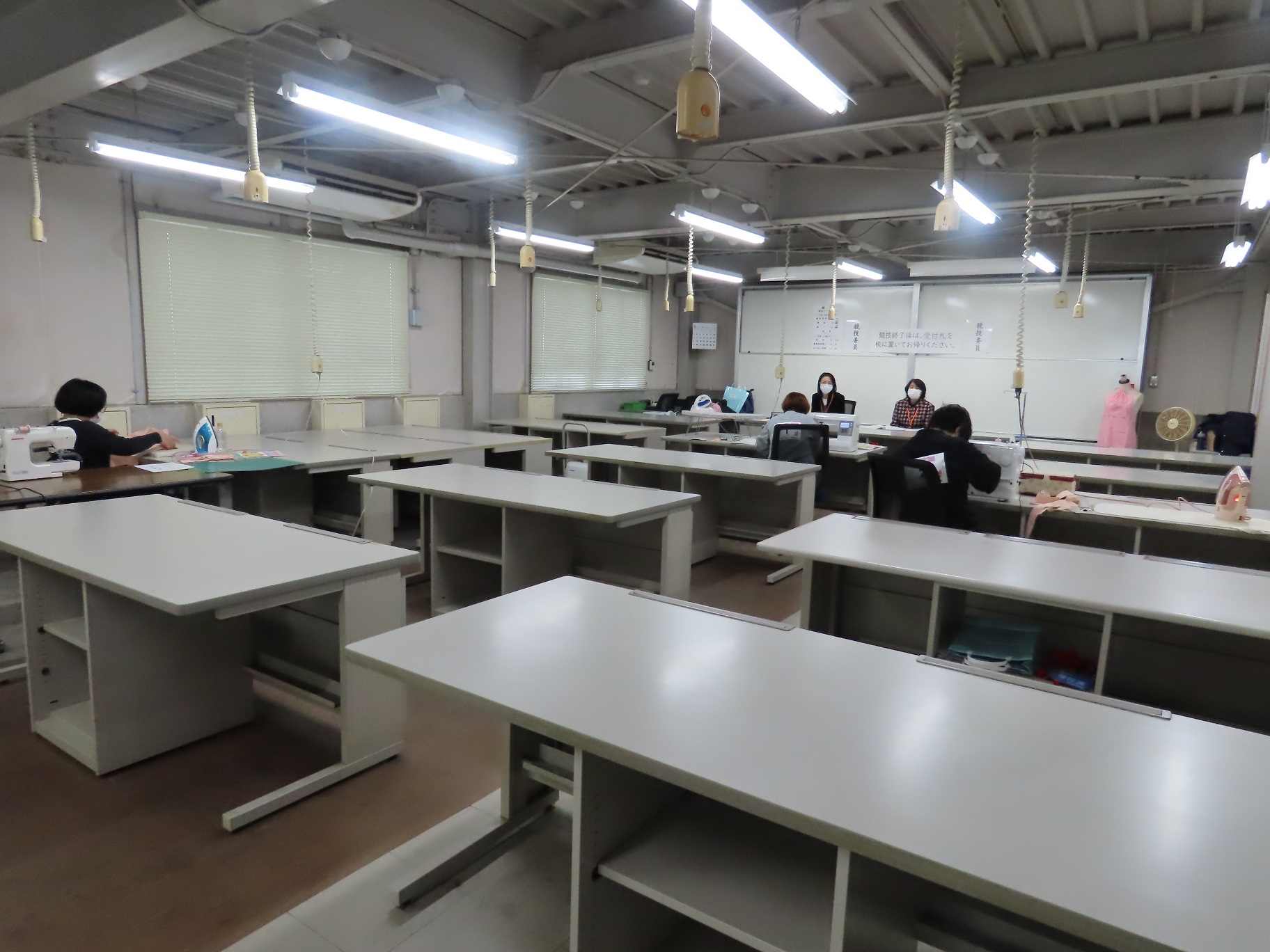 縫製(初心者・一般コース)競技の様子