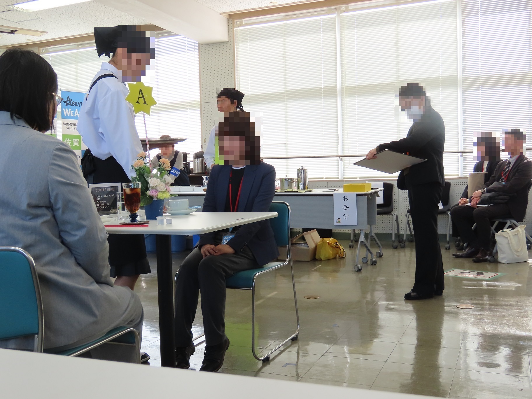喫茶サービス競技の様子