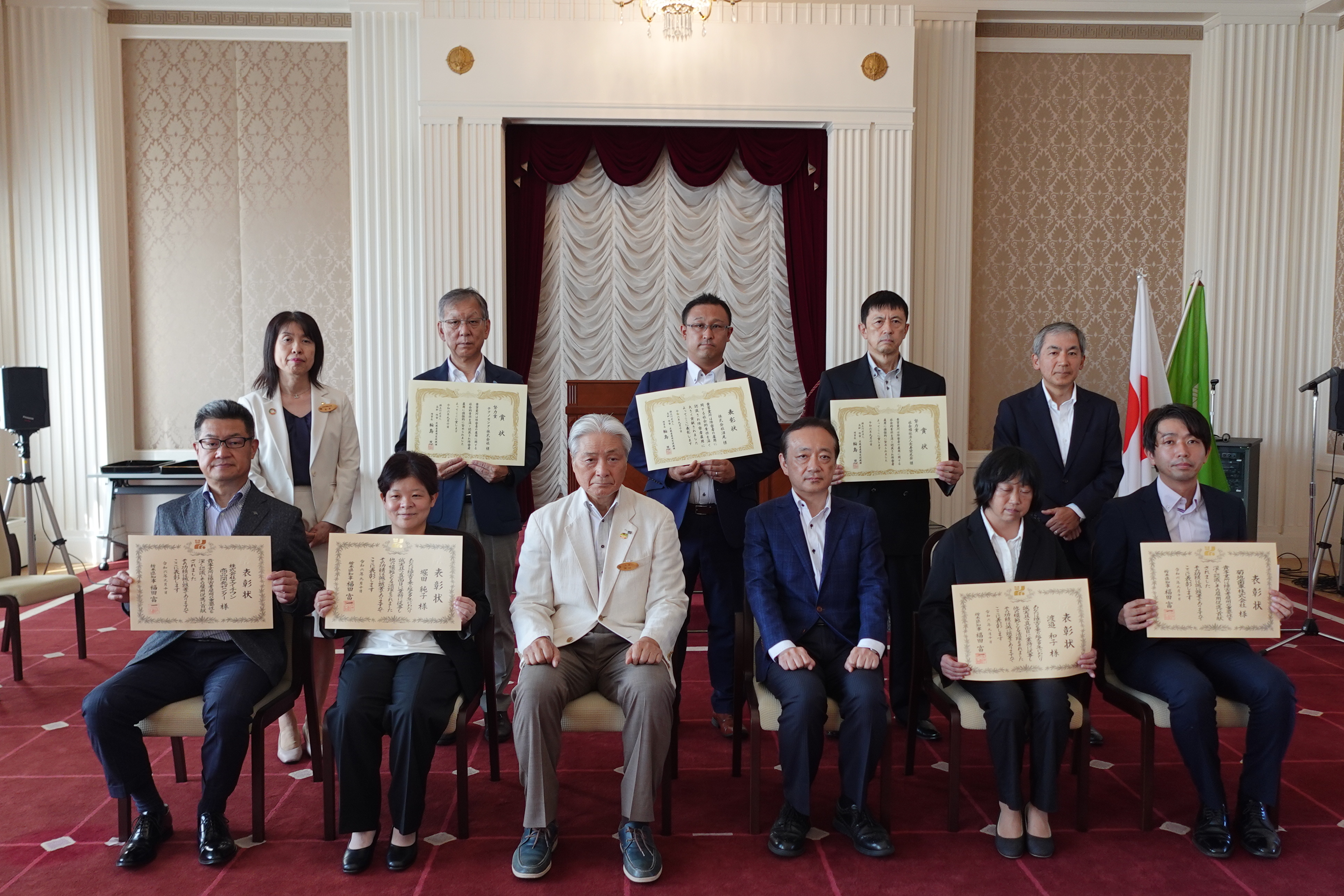 令和４年９月１４日　栃木県庁　昭和館での記念撮影の様子