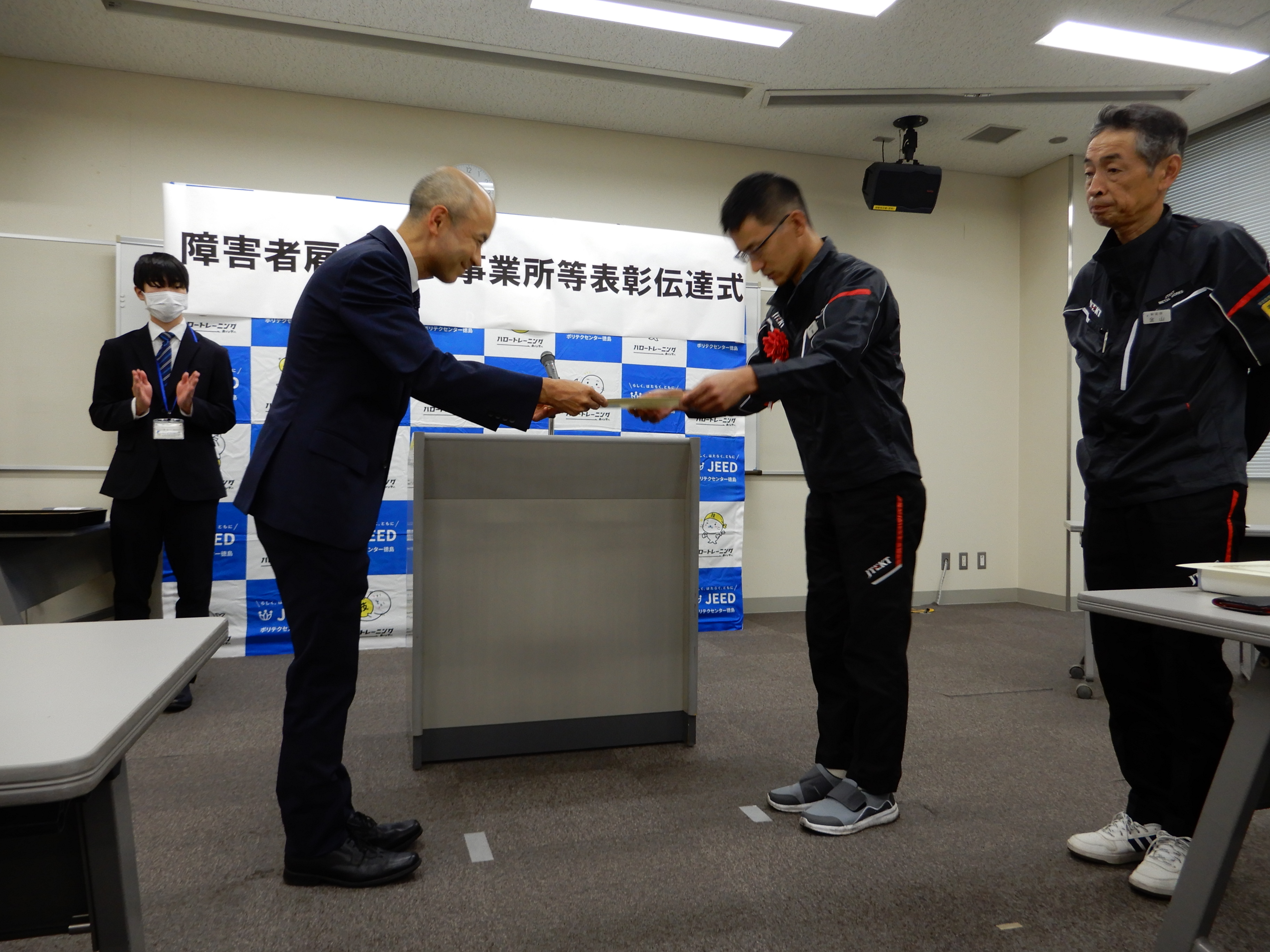 優秀勤労障害者として機構理事長努力賞を受賞した森　雅史様（株式会社ジェイテクトメタルワークス）