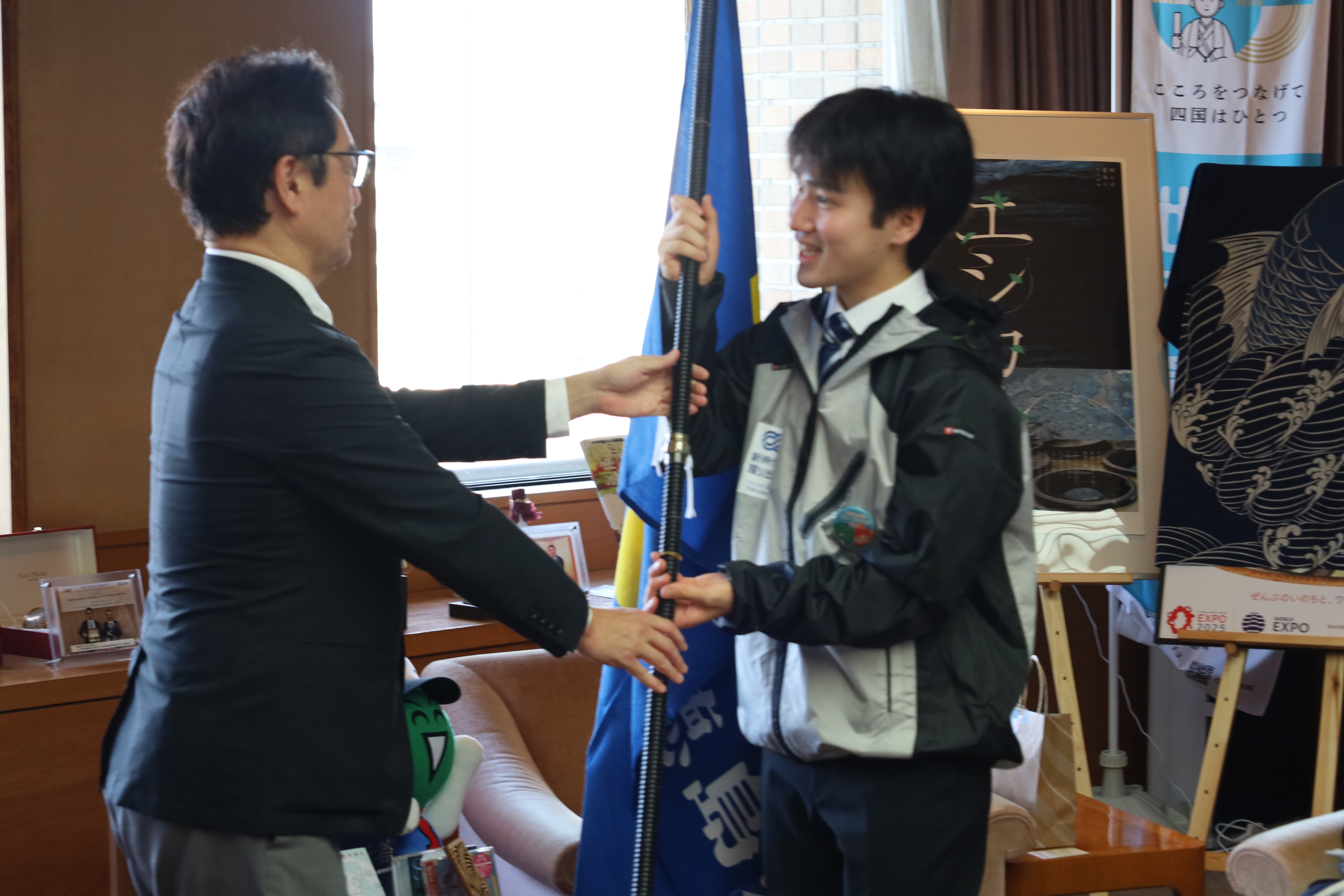 県旗を授与される山﨑龍聖選手（喫茶サービス競技）